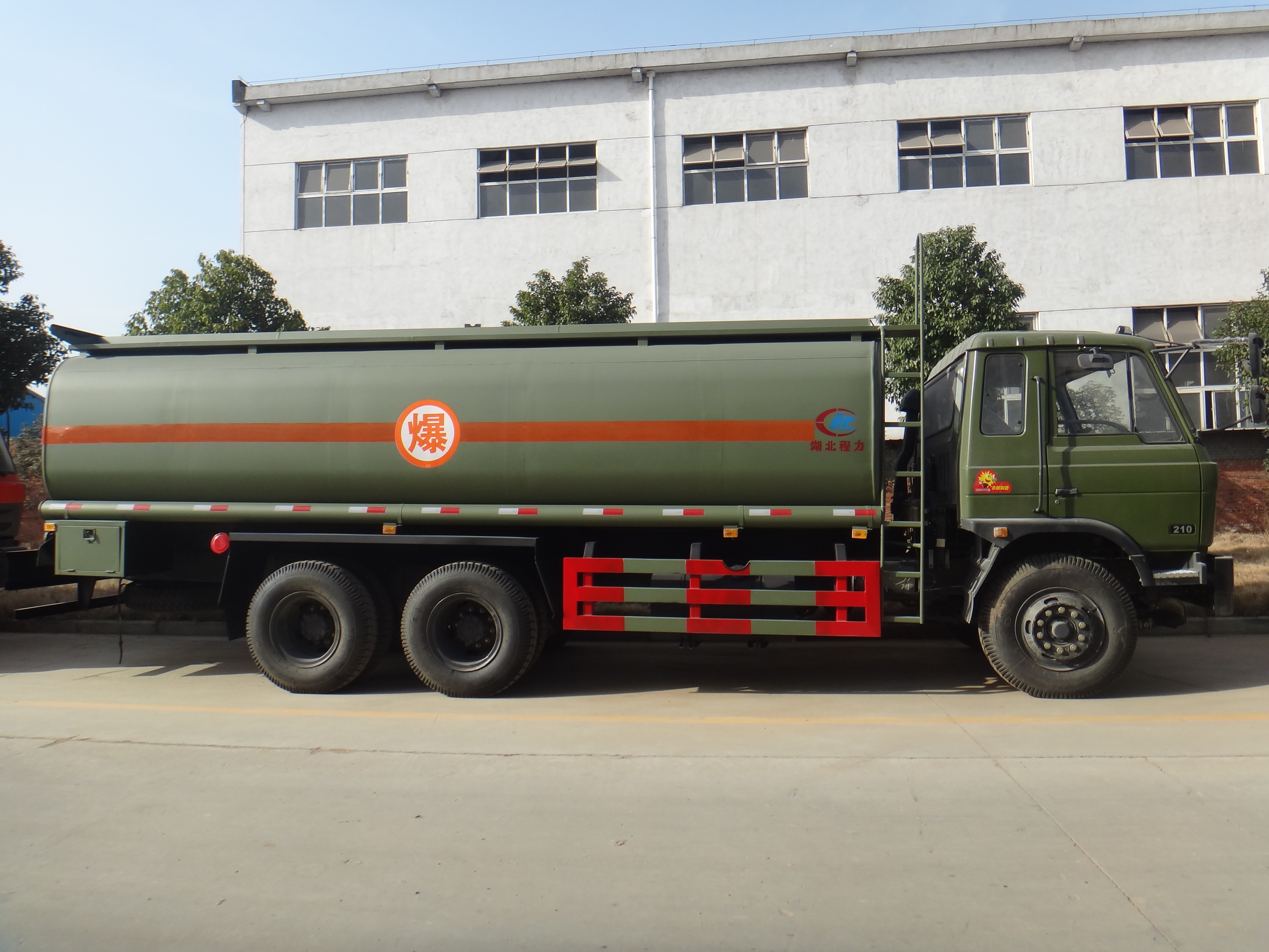 詳解東風(fēng)15噸油罐車 從外觀結(jié)構(gòu)到應(yīng)用場景